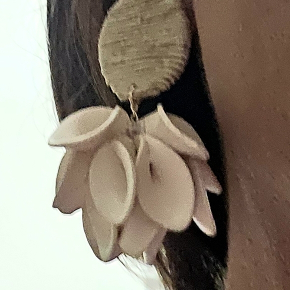 Piper Drop Cream Leaf Earrings - Picture 3 of 3